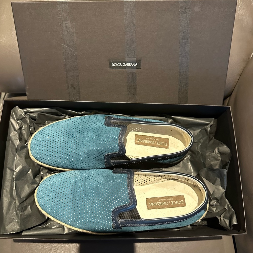 Worn a few times in a very good condition size 7 in EU. SIZE 9 in US